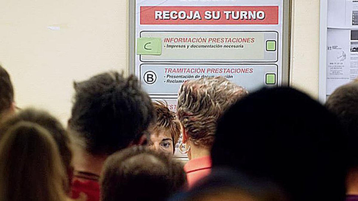 Un grupo de personas aguarda su turno en una oficina de empleo.-RAÚL G. OCHOA