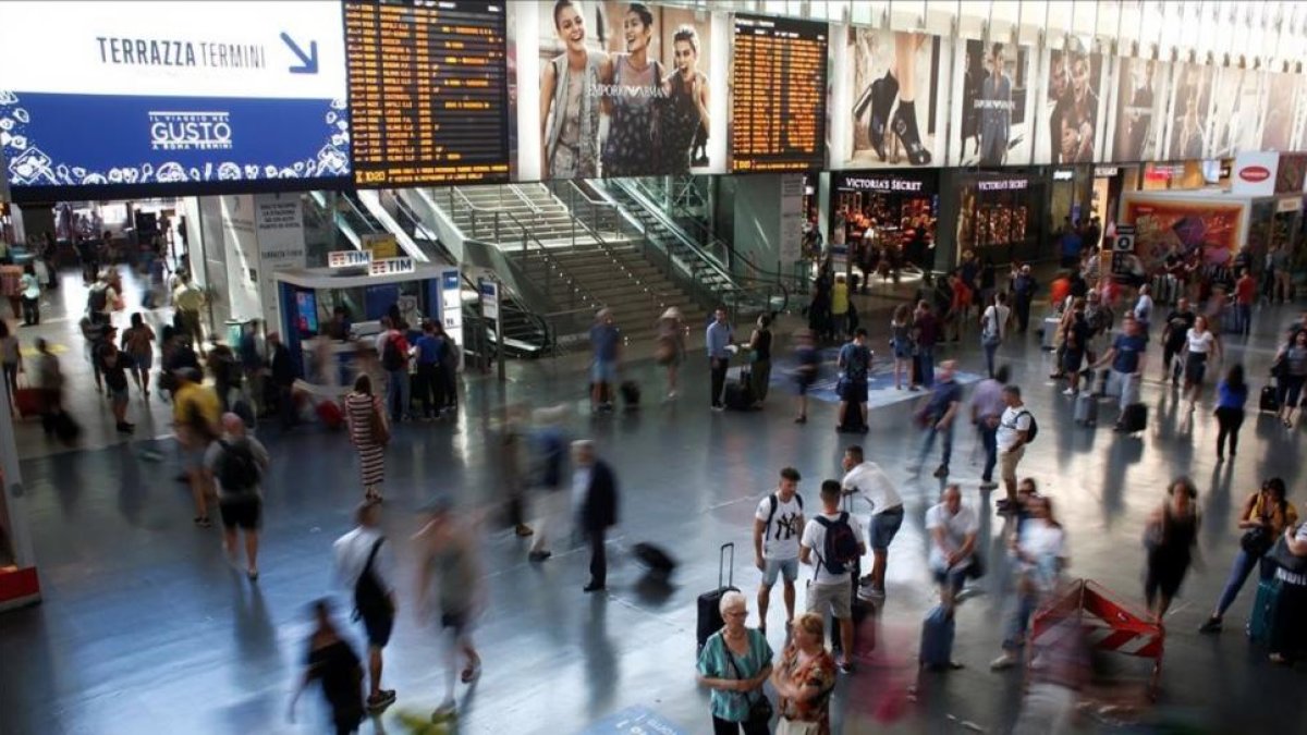 Viajeros en la estación de Termini.-REUTERS