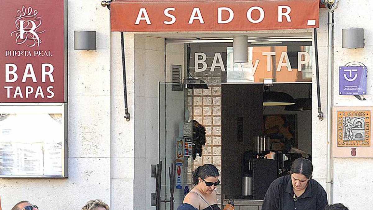 El sector servicios, impulsado por la hostelería y el turismo, redujo el número de parados un 6% en un mes.-I.L.M