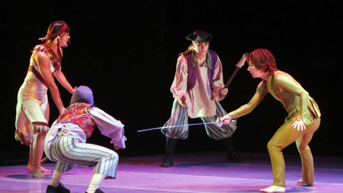 Peter Pan lucha con los piratas.-Raúl Ochoa