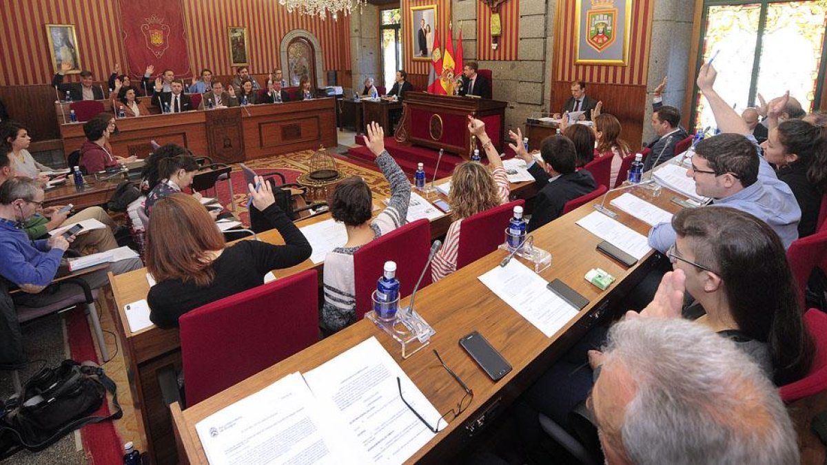 Momento de una votación durante el Pleno municipal.-ISRAEL L. MURILLO