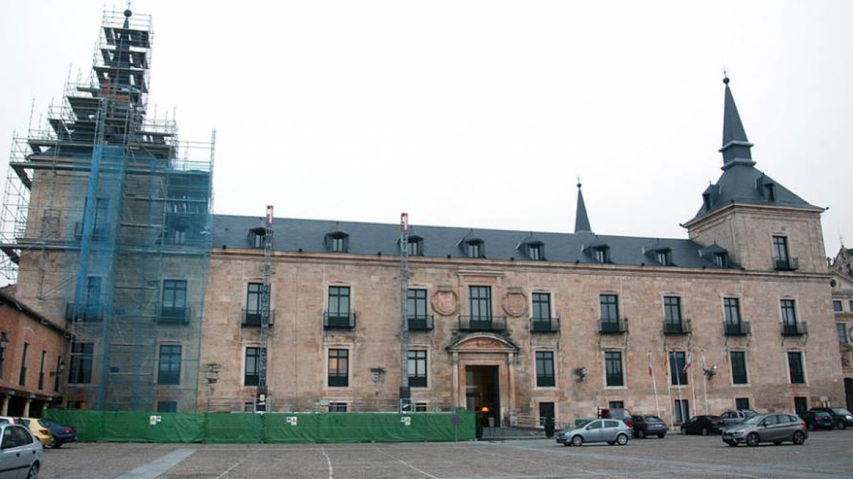 La cubierta del Parador ha cambiado su imagen debido al comienzo de las obras.-MIGUEL ÁNGEL