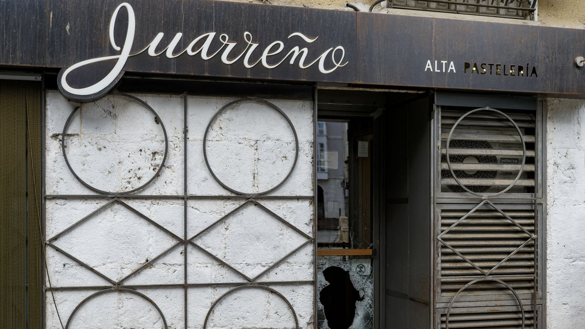 Imagen del cristal que rompieron los ladrones para acceder al interior. SANTI  OTERO