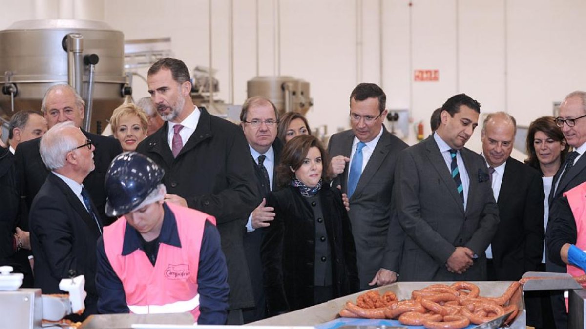 El Rey, acompañado entre otros por Pedro Ballvé, Soraya Saénz de Santamaría y Juan Vicente Herrera, oberva uno de los procesos de la planta.-ISRAEL L. MURILLO