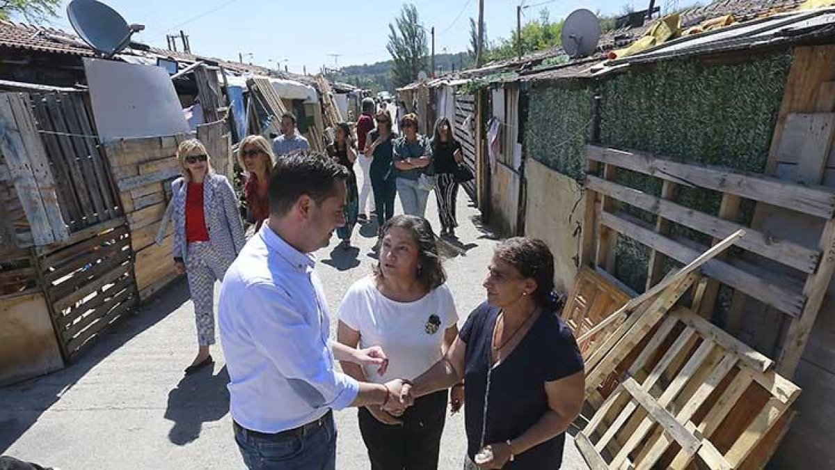 El alcalde de Burgos, Daniel de la Rosa, conversa con dos vecinas del poblado chabolista de El Encuentro.-RAÚL G. OCHOA