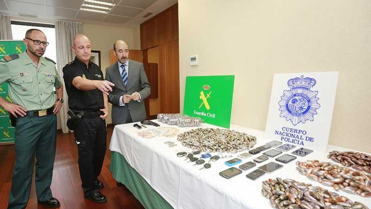 La droga en forma de ‘bellotas’ incautada por la Policía Nacional y la Guardia Civil, junto con el dinero, el arma y los móviles.-RAÚL G. OCHOA