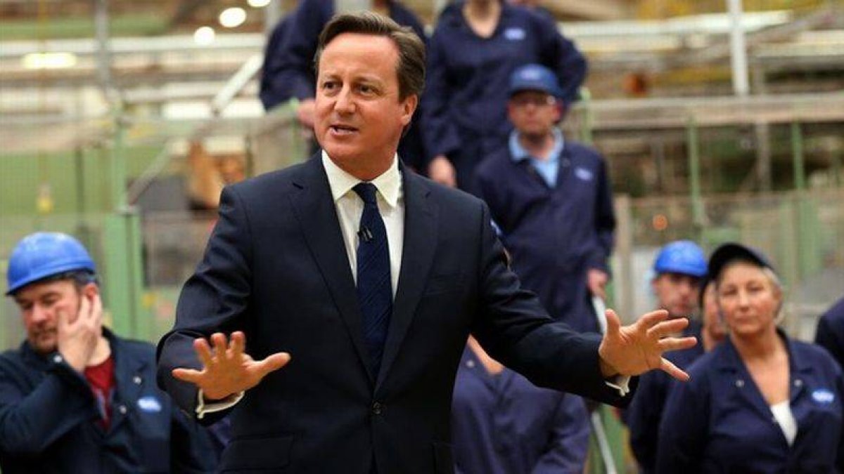 Cameron, durante una visita a una fábrica de té, el pasado martes, en Stockton on Tees.-Foto: SCOTT HEPPELL / AP
