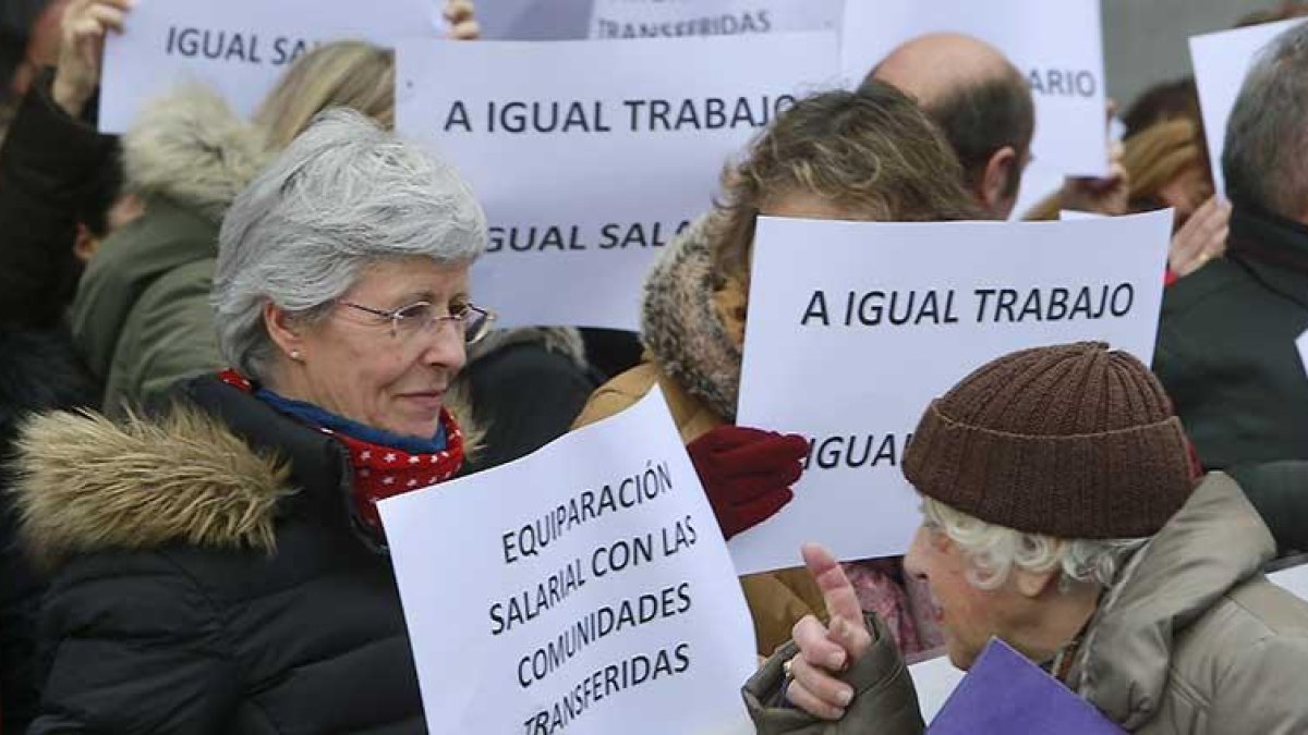 Imagen de los funcionarios de Justicia concentrados ayer a la puerta de los jzugados.-RAÚL G. OCHOA