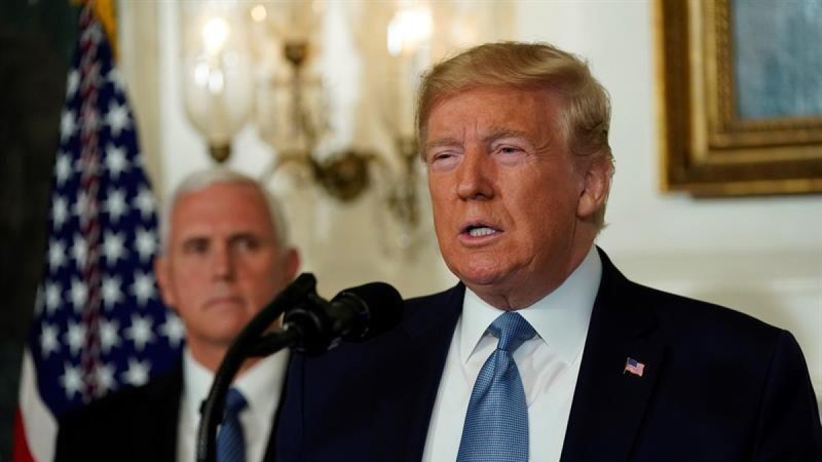 Trump y su vicepresidente, Mike Pence, durante la alocución de este lunes.-EFE