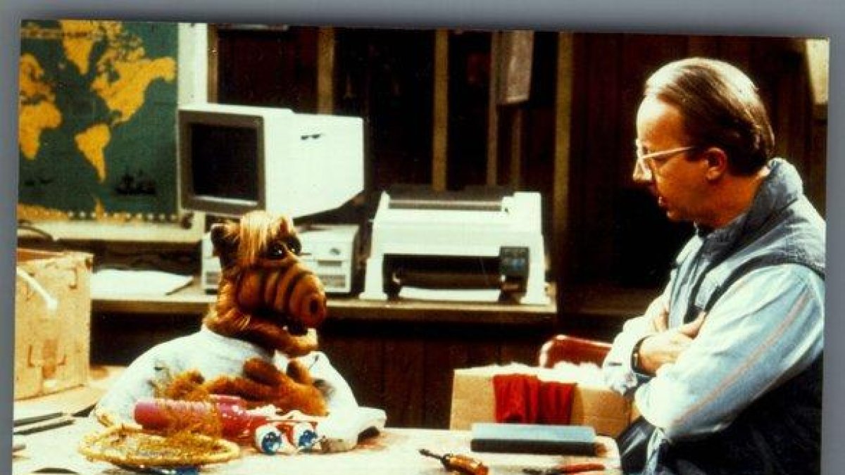 on cuatro temporadas y 103 episodios emitidos entre 1986 y 1990, ALF giraba en torno a la llegada de un simpático extraterrestre.-