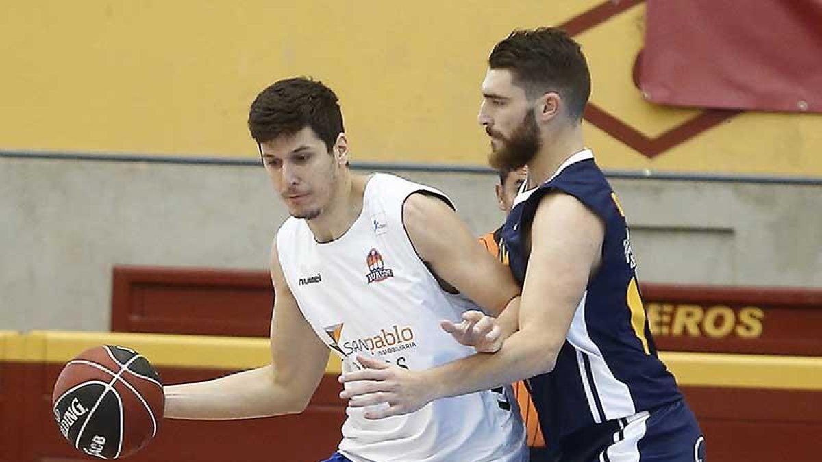 Goran Huskic en plena acción contra UCAM Murcia-ACB.com
