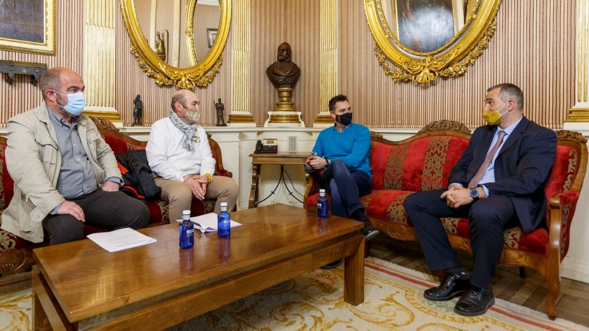 Imagen de la reunión mantenida en la mañana de ayer por representantes del Aparejadores RC y del Ayuntamiento de Burgos. SANTI OTERO