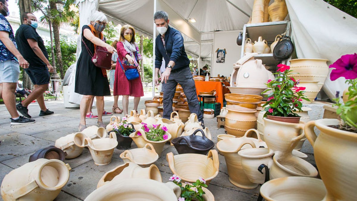 Feria de la cerámica en el paseo del Espolón. Tomás Alonso.