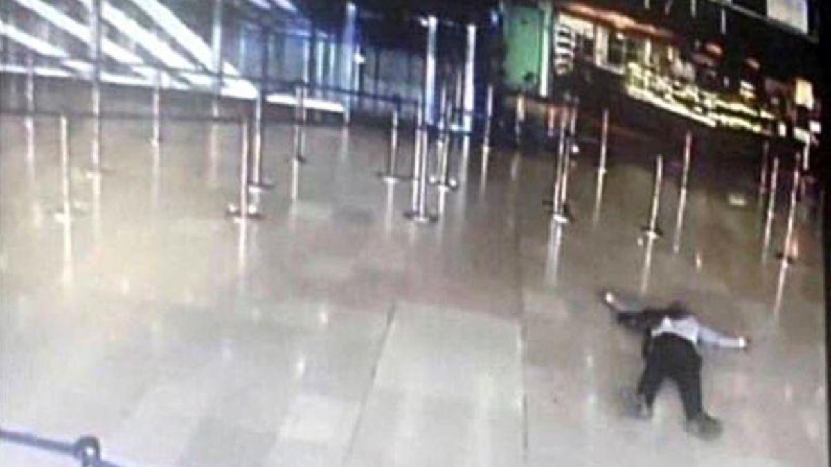 Imagen de las cámaras de seguridad del aeropuerto de Orly (París) donde se muestra al hombre abatido en el suelo de la terminal, el 18 de marzo.-REUTERS