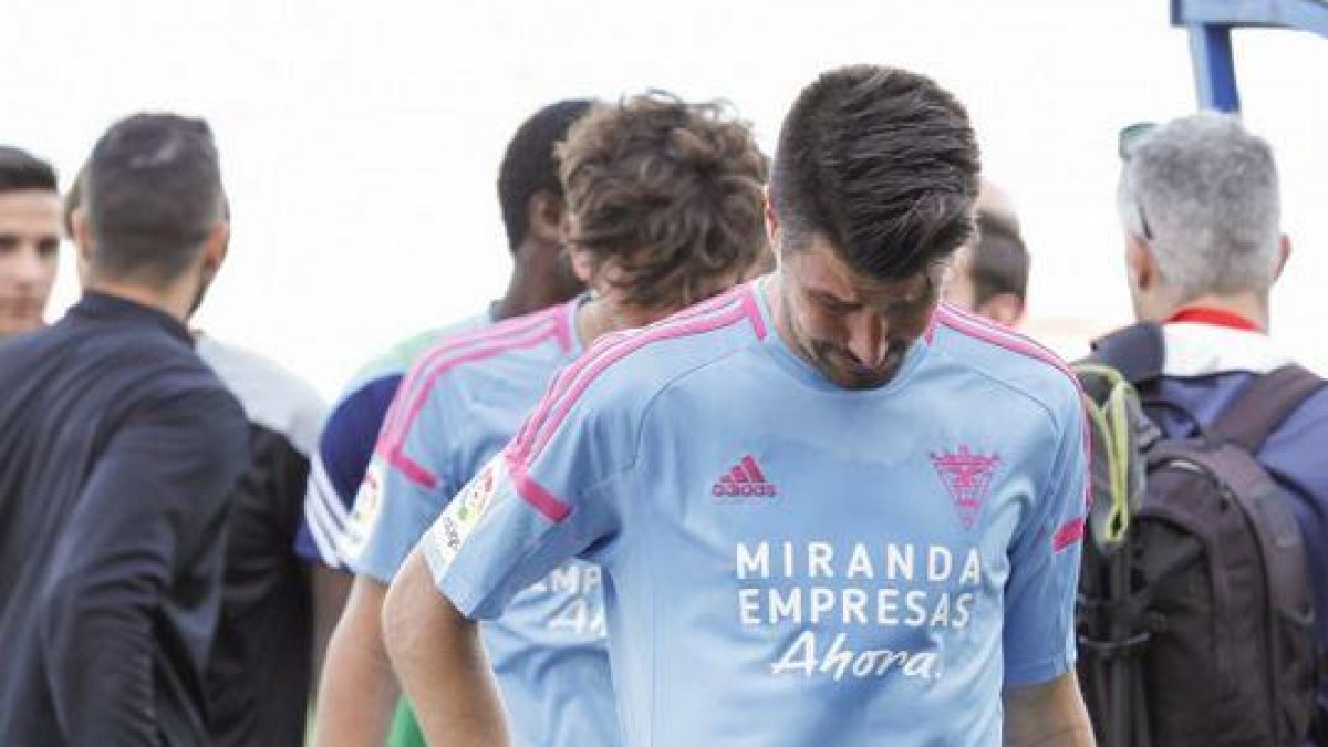 Álex García se dirige al vestuario cabizbajo tras la derrota y el consiguiente descenso.-LALIGA.COM