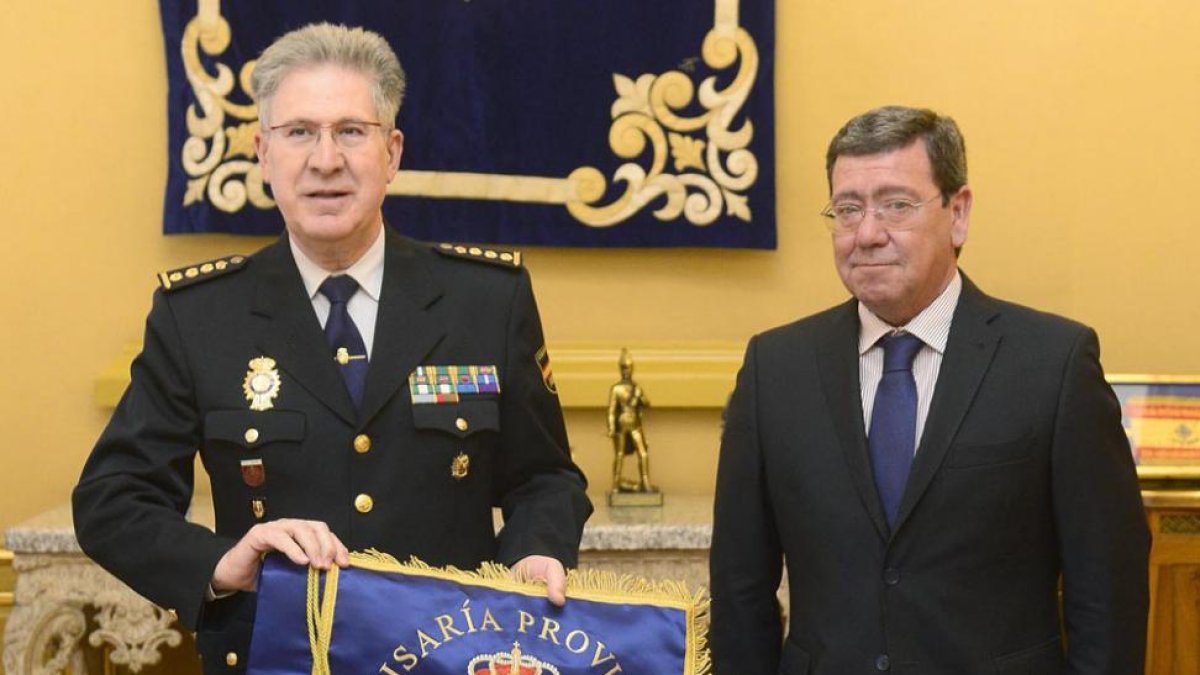 José María Calle Leal y César Rico durante la entrega del guión.-RICARDO ORDÓÑEZ (ICAL)