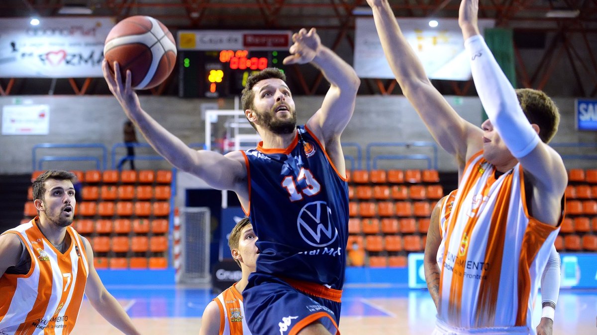 Luis Ferrando entra a canasta en el partido contra Morón.SANTI OTERO