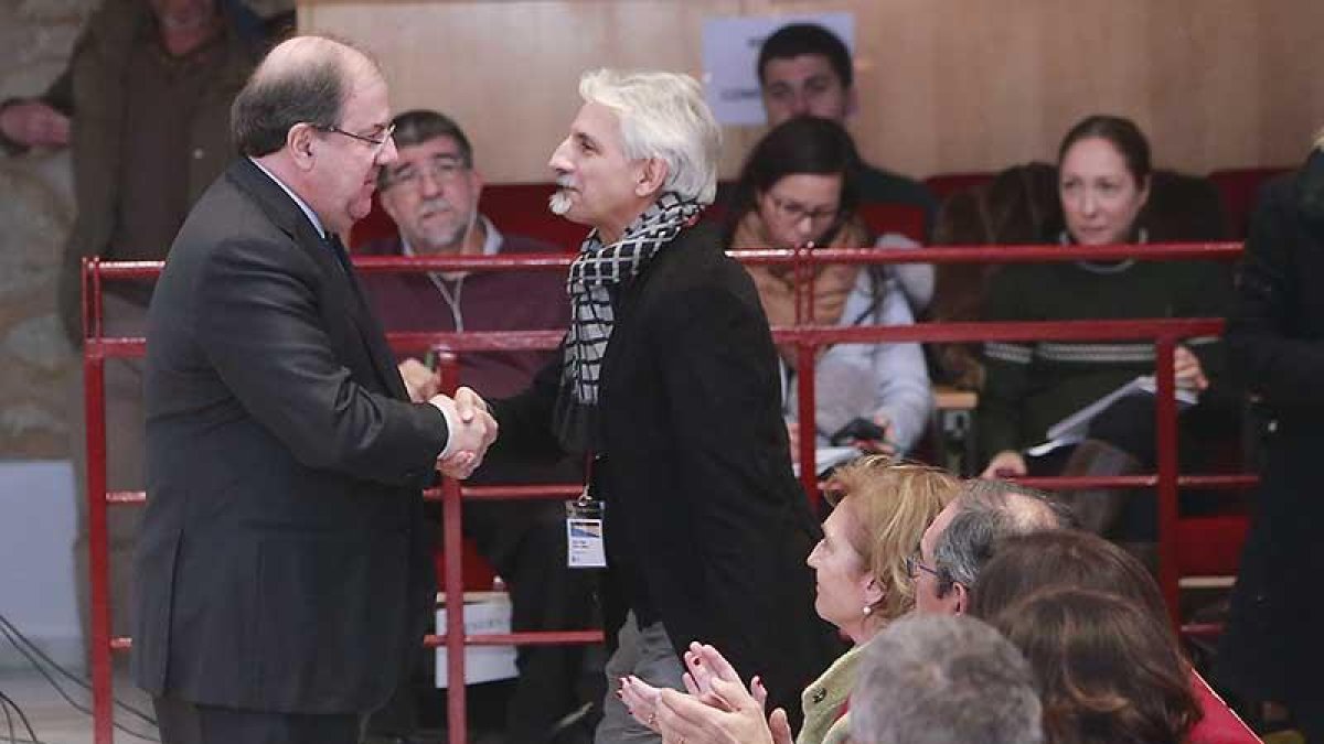 Juan Vicente Herrera saludó al presidente de la Asociación Francisco de Enzinas, Miguel Ángel Vieira.-Raúl Ochoa