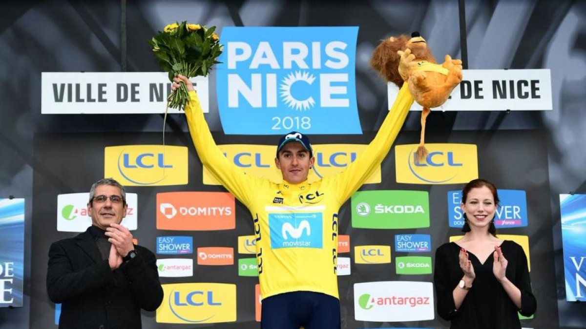 Marc Soler, de amarillo, celebra la victoria absoluta en la París-Niza.-LE TOUR