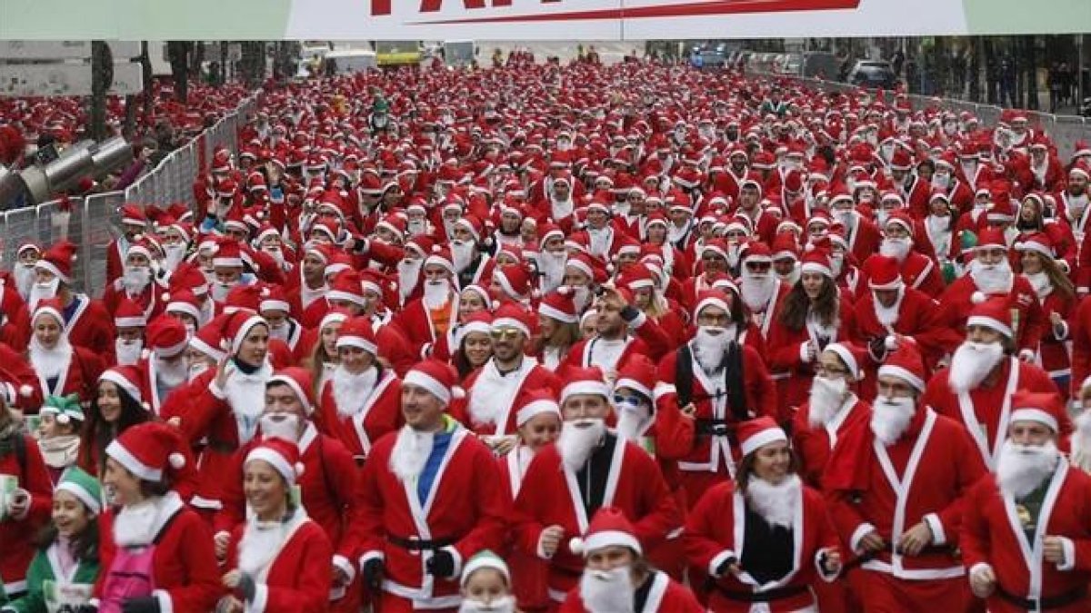 Vista general de la carrera de Papa Noel celebrada en Madrid.-EFE / KIKO HUESCA