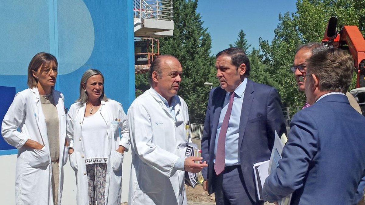 El consejero de Sanidad, Antonio María Sáez Aguado, con personal médico del hospital de Aranda.-L. V.