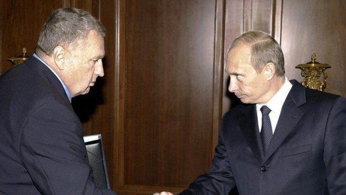 Zhinirovski saluda a Putin, en un encuentro en el 2004.-AFP