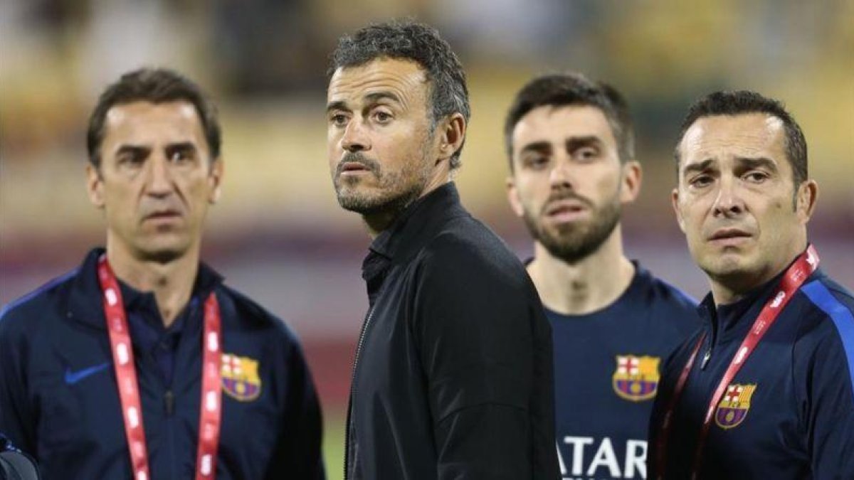 Barbará (ayudante), Luis Enrique, Pol (preparador físico) y Valdés (psicólogo), en Doha.-AFP / KARIM JAAFAR