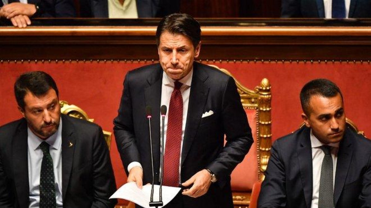 Giuseppe Conte, entre Salvini y Di Maio, este martes en el Senado.-ANDREAS SOLARO (AFP)
