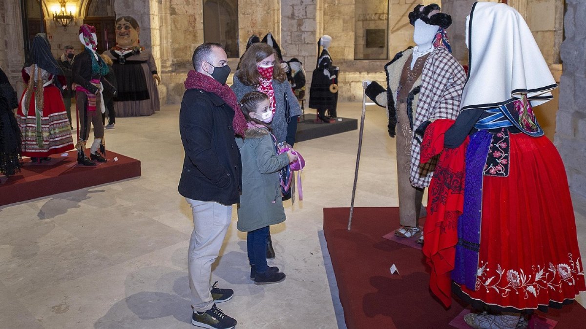 Inauguración de la exposición 'Para dias de dar humo', en el Monasterio de San Juan, enmarcada en la festividad de San Lesmes. ISRAEL L.MURILLO