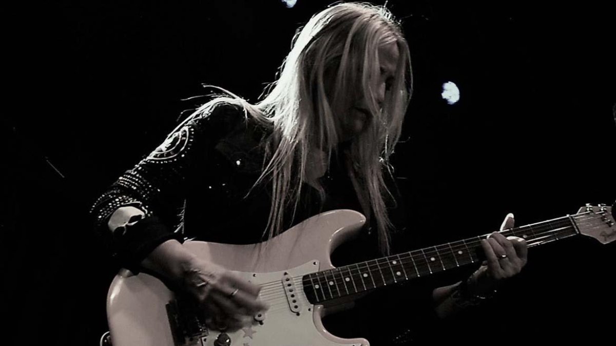 Aurora Beltrán, alma máter de Tahúres Zurdos, demostró hace ya muchos años que es uno de los grandes referentes femeninos del rock estatal.-ECB