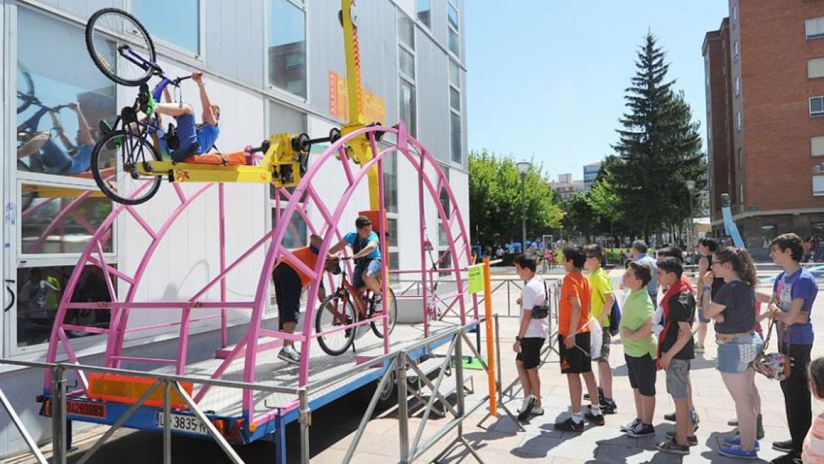 Un grupo de jóvenes aguarda su turno para subir a las 'looping bikes'.-ISRAEL L. MURILLO