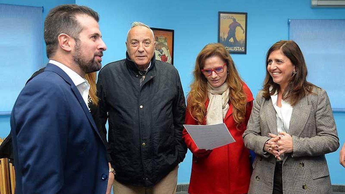 Tudanca (izq) y Peña (dcha) con Fernando Escobillas (Cámara de Comercio) y Nuria Navarro (FAE Miranda).-ICAL