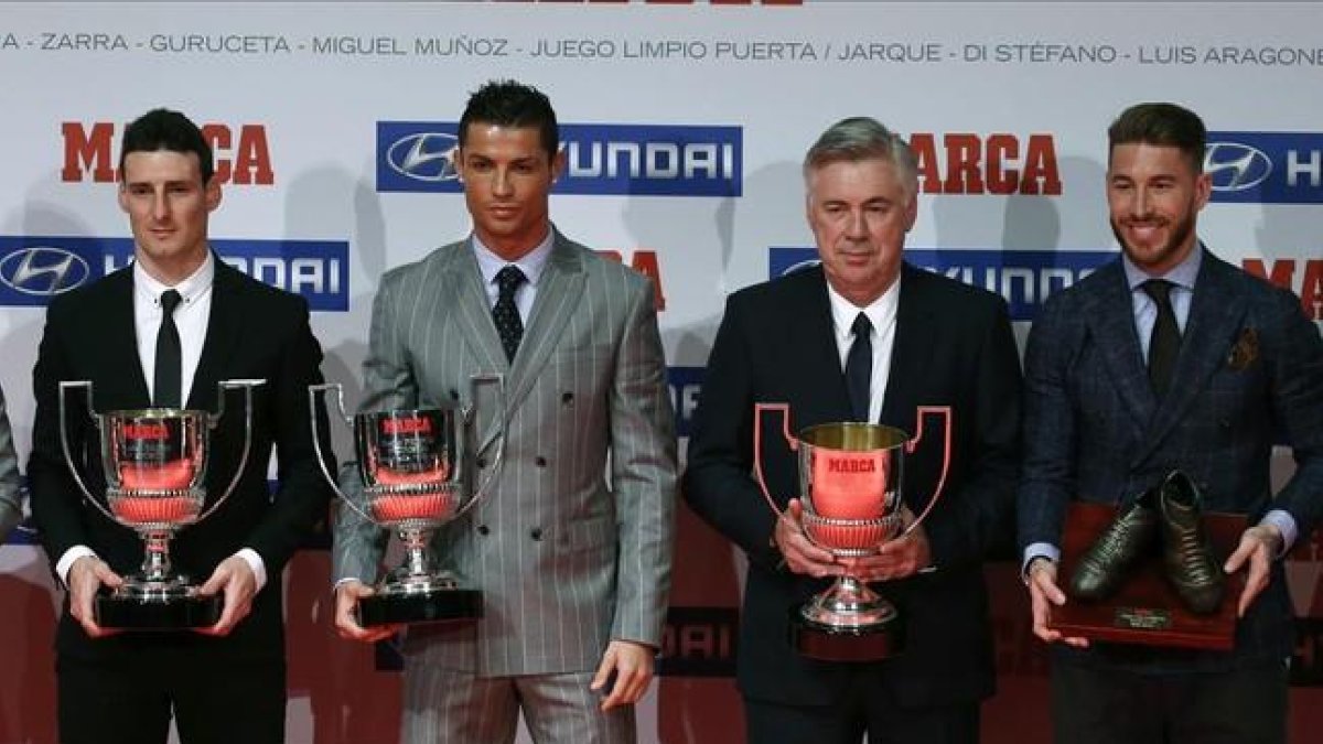 Ronaldo, acompañado por Aduriz, Ancelotti y Ramos tras la entrega de los premios Marca de la temporada pasada.-EFE / ÁNGEL DÍAZ