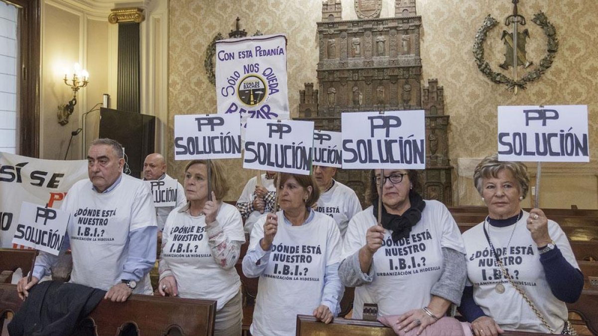 Un momento del Pleno al que acudieron los vecinos de La Hidesilla con pancartas.-S.O.