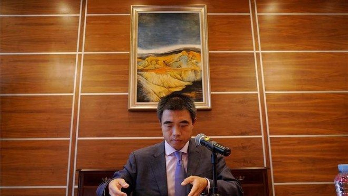El ministro consejero de la embajada de la República Popular China en España, Yao Fei, se dirige a los medios de comunicación.-JOSÉ LUIS ROCA