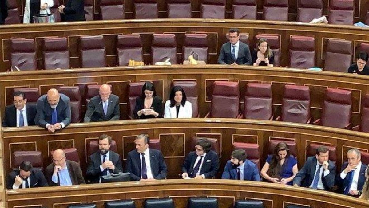 Imagen general de los diputados de Vox ocupando las filas del PSOE con el socialista José Zaragoza entre ellos.-ACN