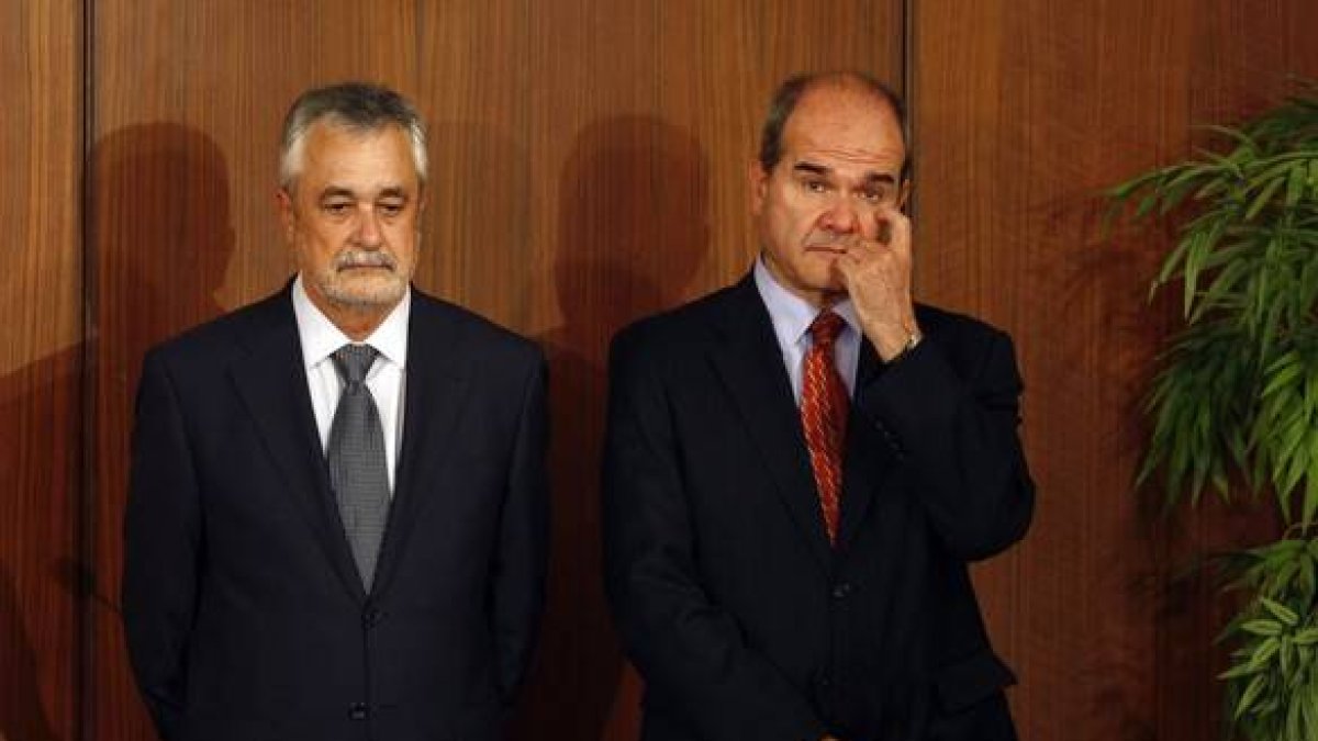 José Antonio Griñán (izquierda), junto al también expresidente andaluz Manuel Chaves, ambos implicados en el caso de los ERE, en septiembre del 2013, en Sevilla.-Foto: REUTERS / MARCELO DEL POZO