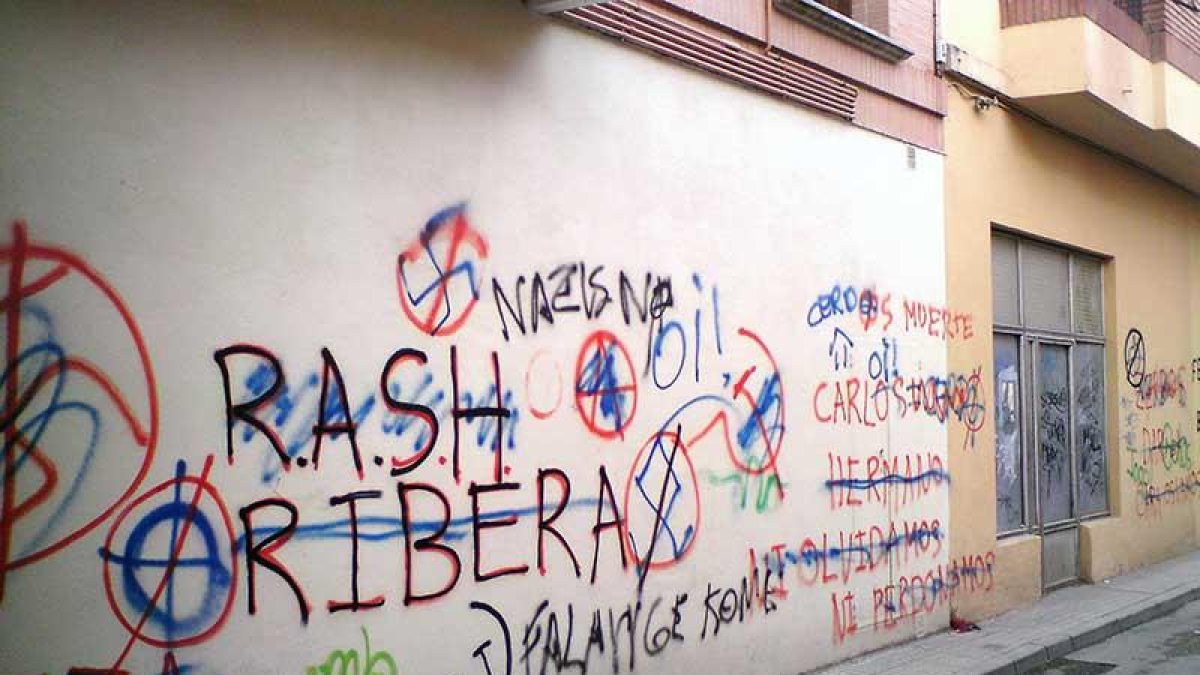 Una fachada de la ciudad repleta de pintadas con mensajes reivindicativos.-L.V.