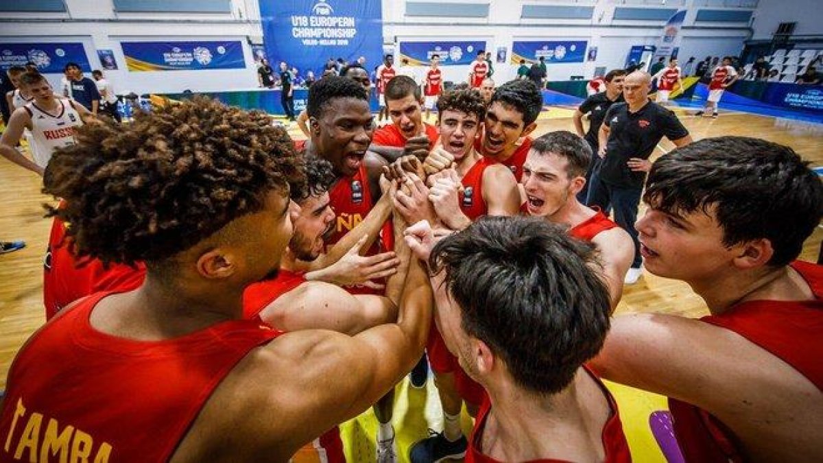 Los jugadores de España, tras derrotar a Rusia en cuartos.-FEB