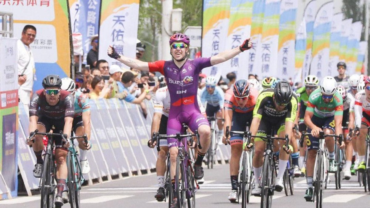 Matt Gibson alza los brazos en señal de triunfo en la última etapa del Tour del Lago Qinghai en China-ECB
