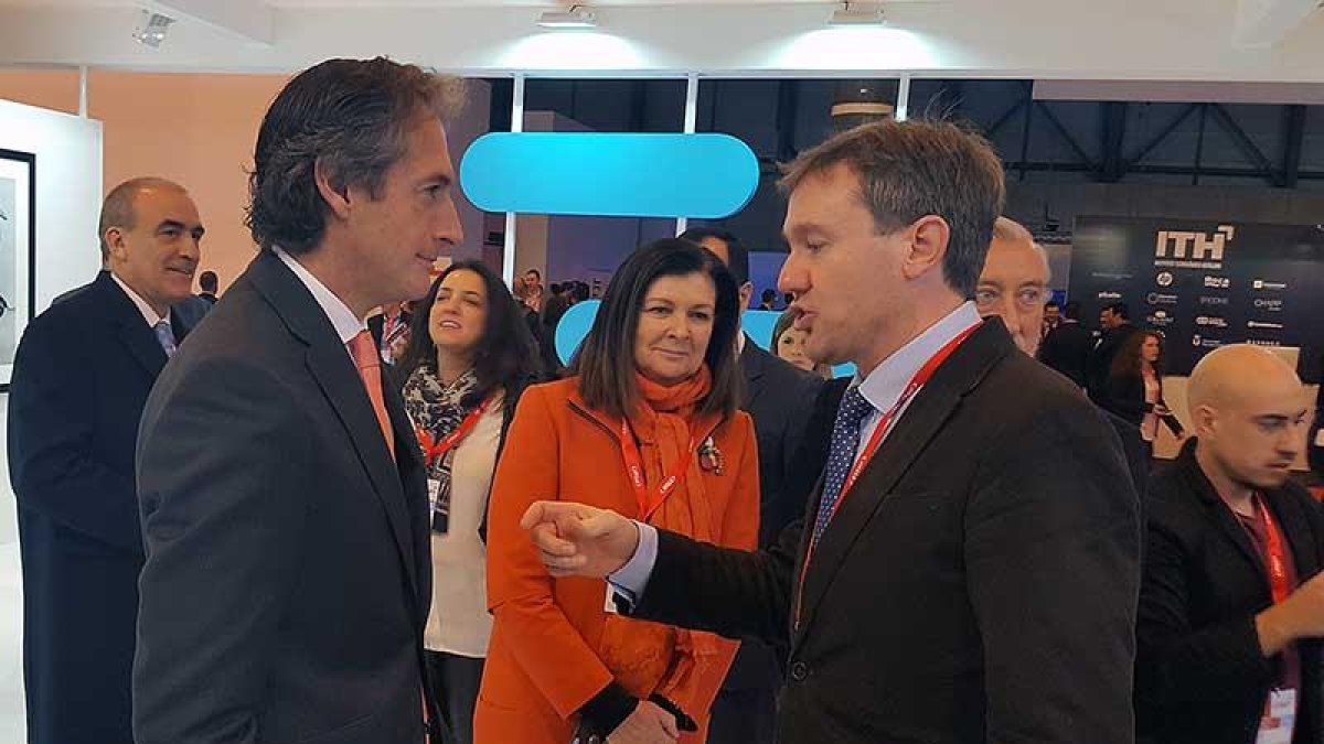 El alcalde,Javier Lacalle, junto a responsables de Renfe.-ECB