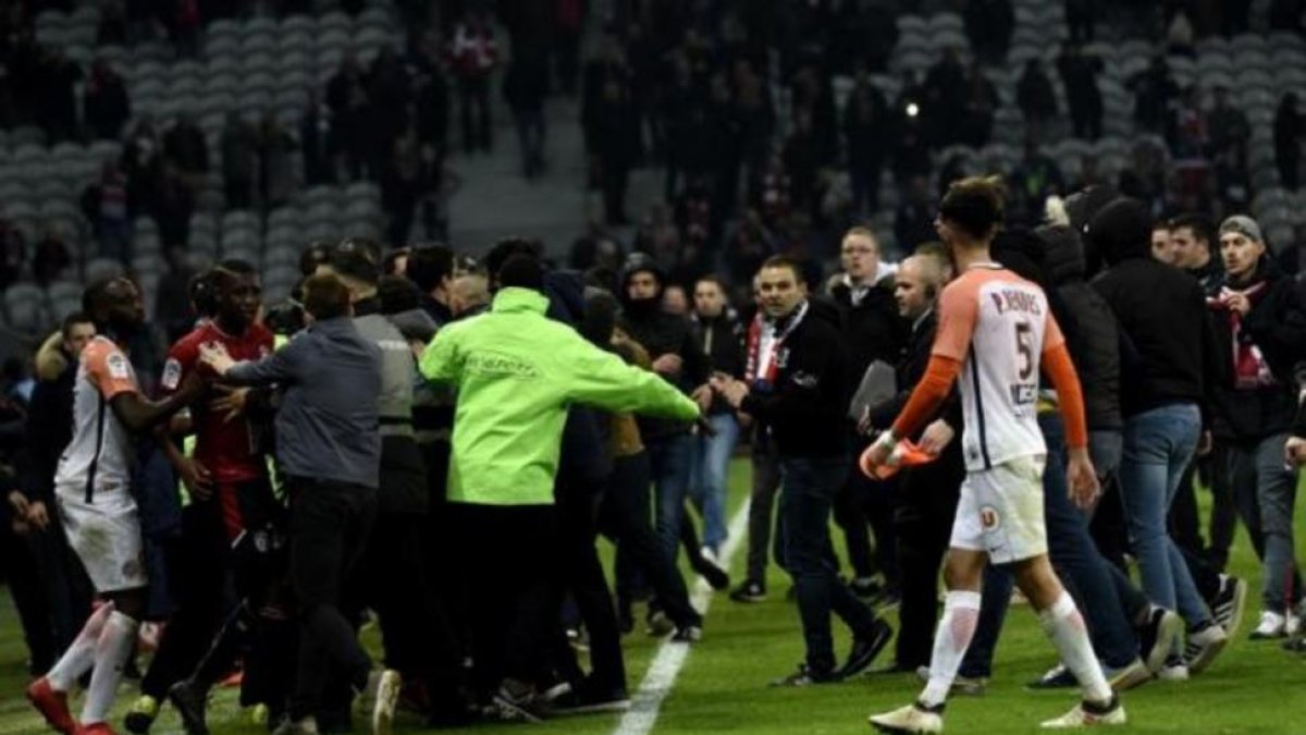 Amenazas de los ultras a los jugadores del Lille el pasado sábado.-AFP / PERIODICO