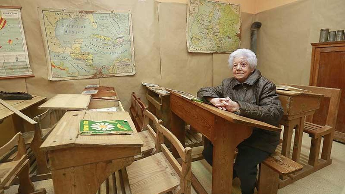 Ángeles Buezo, alumna de esta escuela a finales de los 40, posa en la recreación del aula antigua que puede visitarse hasta mañana.-RAÚL G. OCHOA