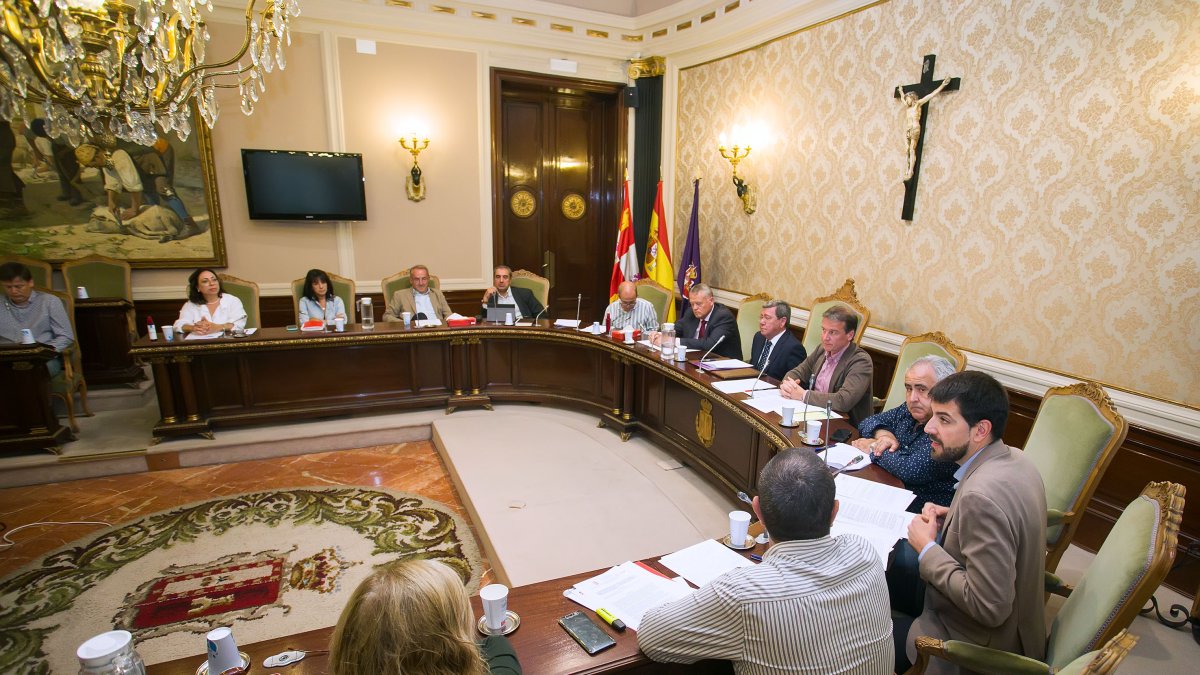Imagen del Pleno celebrado hoy en la Diputación. TOMÁS ALONSO