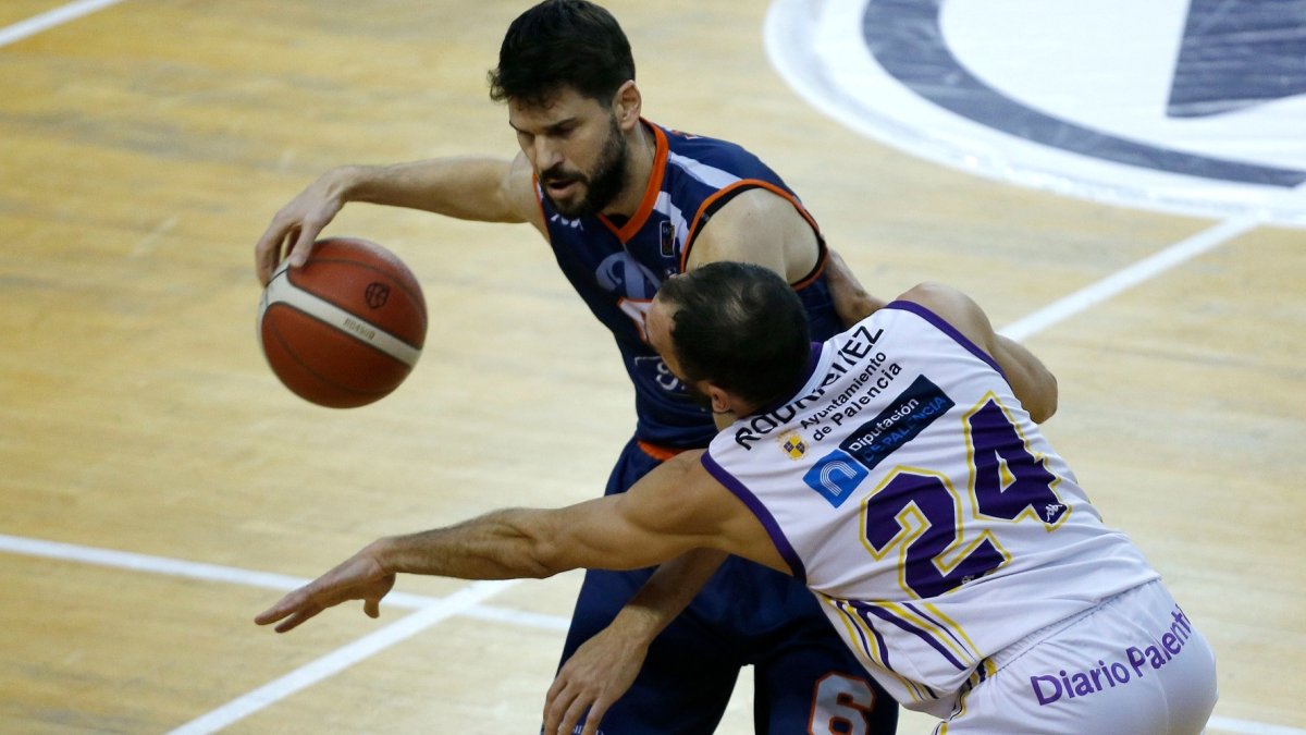 Uriz protege el balón ante la presión del palentino Dani Rodríguez. SANTI OTERO