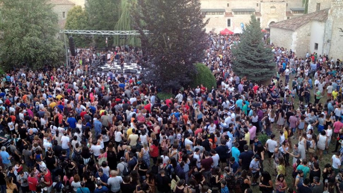 Panorámica del ambientazo que presentaba ayer el Tablero de Música durante el último concierto de este verano.-Israel L. Murillo