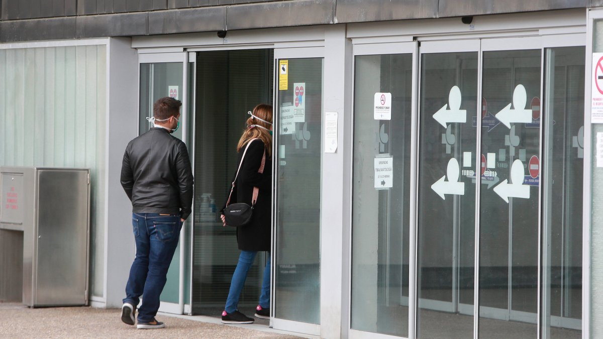 Una pareja accede al Servicio de Urgencias del Hospital Universitario de Burgos (HUBU). RAÚL G. OCHOA