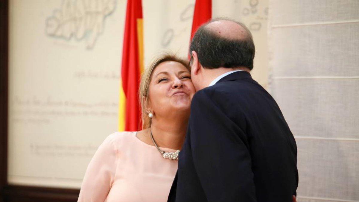 El presidente de la Junta, Juan Vicente Herrera, felicita a Rosa Valdeón tras tomar posesión como vicepresidenta y consejera de Economía y Empleo de la Junta de Castilla y León-Ical