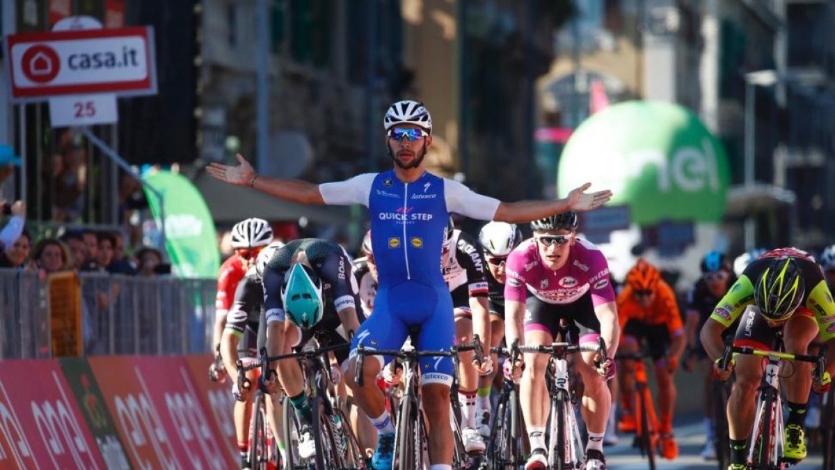 Fernando Gaviria celebra su victoria en Messina.-LUK BENIES / AFP
