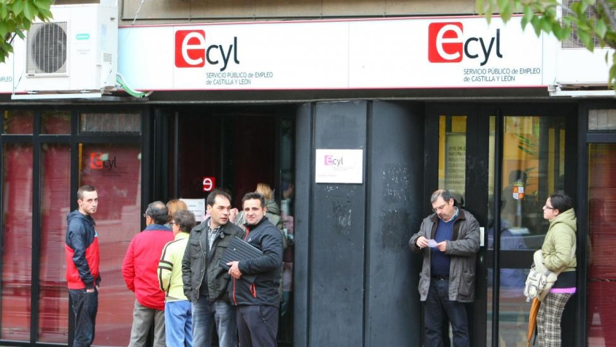 Varias personas hacen cola ante las oficinas del ECyL en Ponferrada (León).-ICAL